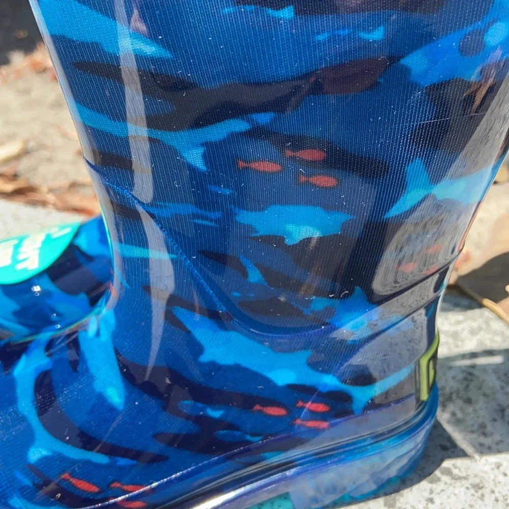 WESTERN CHIEF SHARK BLUE CAMO LIGHT UP RAINBOOTS SZ 6 PVC RAIN BOOTS NEW